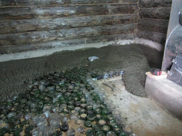 Screed of the bottles in the bath, photo: sadovodchuv.ru