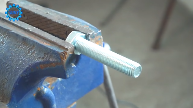 In the role of the workpiece acts as an ordinary bolt for this improvised hammer