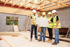 To build a house yourself, hire a team or construction company?