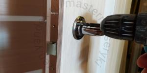 Install handles in interior doors with their hands. Step-by-step instruction.
