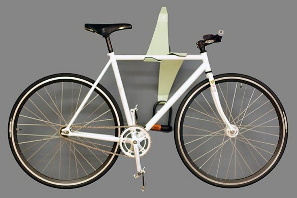 Because the center of gravity is in the middle, the bike is "hanging in the air" and does not fall, and the device, due to its compact size, fits well into the interior of the apartment.