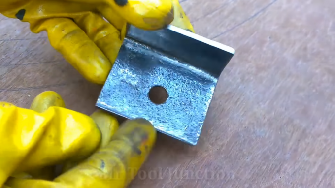 Harvesting with a drilled hole to create the lock with his own hands