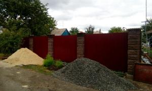 A fence made of crushed cinder block and sheet-prof, a fence can build even a novice builder